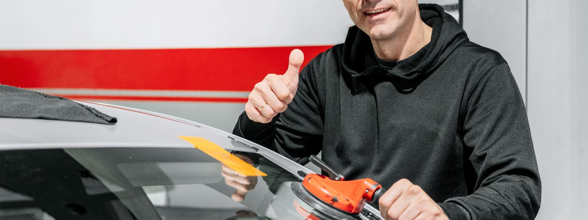 ADOBESTOCK_395973097 2000X750 | 3D Pare-Brise Faire remplacer son pare-brise pendant ses heures de travail : est-ce vraiment la solution la plus pratique ? Kingersheim